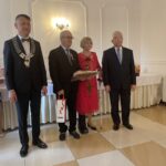 06.10.2021. Mirzec. Jubileusz długoletniego pożycia małżeńskiego. Na zdjęciu (od lewej): wójt Mirosław Seweryn, Krystyna i Henryk Lechowie, poseł Krzysztof Lipiec / Anna Głąb / Radio Kielce