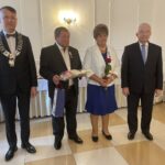 06.10.2021. Mirzec. Jubileusz długoletniego pożycia małżeńskiego. Na zdjęciu (od lewej): wójt Mirosław Seweryn, Krystyna i Stanisław Packowie, poseł Krzysztof Lipiec / Anna Głąb / Radio Kielce