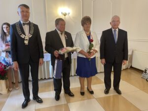 06.10.2021. Mirzec. Jubileusz długoletniego pożycia małżeńskiego. Na zdjęciu (od lewej): wójt Mirosław Seweryn, Krystyna i Stanisław Packowie, poseł Krzysztof Lipiec / Anna Głąb / Radio Kielce