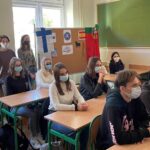 08.10.2021. Kielce. VII LO. Nauczyciele z Hiszpanii i Finlandii prowadzą lekcję angielskiego / Daniel Lenart / Radio Kielce