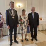 06.10.2021. Mirzec. Jubileusz długoletniego pożycia małżeńskiego. Na zdjęciu (od lewej): wójt Mirosław Seweryn, Marianna i Czesław Kowal, poseł Krzysztof Lipiec / Anna Głąb / Radio Kielce