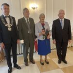 06.10.2021. Mirzec. Jubileusz długoletniego pożycia małżeńskiego. Na zdjęciu (od lewej): wójt Mirosław Seweryn, Marianna i Edward Obarowie, poseł Krzysztof Lipiec / Anna Głąb / Radio Kielce