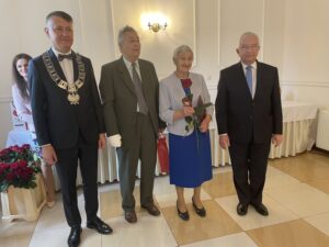 06.10.2021. Mirzec. Jubileusz długoletniego pożycia małżeńskiego. Na zdjęciu (od lewej): wójt Mirosław Seweryn, Marianna i Edward Obarowie, poseł Krzysztof Lipiec / Anna Głąb / Radio Kielce