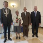 06.10.2021. Mirzec. Jubileusz długoletniego pożycia małżeńskiego. Na zdjęciu (od lewej): wójt Mirosław Seweryn, Marianna i Jan Rafalscy, poseł Krzysztof Lipiec / Anna Głąb / Radio Kielce