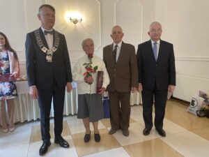 06.10.2021. Mirzec. Jubileusz długoletniego pożycia małżeńskiego. Na zdjęciu (od lewej): wójt Mirosław Seweryn, Marianna i Jan Rafalscy, poseł Krzysztof Lipiec / Anna Głąb / Radio Kielce