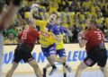 23.09.2021. Kielce. 2. kolejka Ligi Mistrzów: Łomża Vive Kielce - Telekom Veszprem. Na zdjęciu (w środku): Igor Karacić / Wiktor Taszłow / Radio Kielce