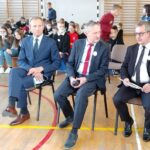 28.10.2021. Brynica. Kampania wojewody świętokrzyskiego „ŚwiętokrzyskieNiehejtuje”. Na zdjęciu (od lewej): Zbigniew Piątek - wójt Piekoszowa, Zbigniew Koniusz - wojewoda świętokrzyski, Tomasz Gruszczyński - dyrektor placówek oświatowych w Brynicy / Marcin Marszałek / Radio Kielce