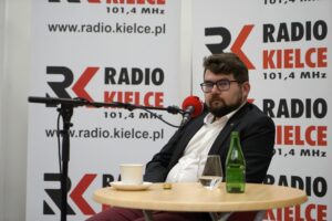 17.10.2021. Studio Polityczne Radia Kielce. Na zdjęciu: Filip Strząbała - Nowa Lewica - Wiosna / Sebastian Kalwat / Radio Kielce