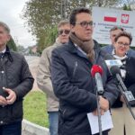 13.10.2021. Krynki. Oddanie do użytku drogi po remoncie. Na zdjęciu (od lewej): Andrzej Pruś - doradca wojewody świętokrzyskiego, Marek Maciukajć - radny powiatowy, Piotr Babicki - starosta starachowicki, Marzena Bernat - wójt gminy Brody / Emilia Sitarska / Radio Kielce