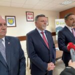 26.10.2021. Bałtów. Rozdanie opasek medycznych niepełnosprawnym i starszym mieszkańcom gminy. Na zdjęciu (od lewej): Henryk Cichocki - przewodniczący rady gminy, poseł Andrzej Kryj, Hubert Żądło - wójt Bałtowa, Edyta Giez - kierownik GOPS w Bałtowie / Emilia Sitarska / Radio Kielce