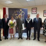 21.10.2021. Bałtów. Złote gody. Na zdjęciu (od lewej): Henryk Cichocki - przewodniczący rady gminy w Bałtowie, poseł Andrzej Kryj, Anna i Jan Czarneccy, Hubert Żądło - wójt Bałtowa, senator Jarosław Rusiecki, Justyna Adamiec - kierownik USC / Emilia Sitarska / Radio Kielce