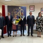 21.10.2021. Bałtów. Złote gody. Na zdjęciu (od lewej): Henryk Cichocki - przewodniczący rady gminy w Bałtowie, poseł Andrzej Kryj, Bogusława Róg, Hubert Żądło - wójt Bałtowa, senator Jarosław Rusiecki, Justyna Adamiec - kierownik USC / Emilia Sitarska / Radio Kielce