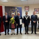 21.10.2021. Bałtów. Złote gody. Na zdjęciu (od lewej): Henryk Cichocki - przewodniczący rady gminy w Bałtowie, poseł Andrzej Kryj, Irena i Józef Zdonkowie, Hubert Żądło - wójt Bałtowa, senator Jarosław Rusiecki, Justyna Adamiec - kierownik USC / Emilia Sitarska / Radio Kielce