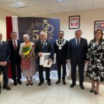 21.10.2021. Bałtów. Złote gody. Na zdjęciu (od lewej): Henryk Cichocki - przewodniczący rady gminy w Bałtowie, poseł Andrzej Kryj, Wanda i Jerzy Bednarscy, Hubert Żądło - wójt Bałtowa, senator Jarosław Rusiecki, Justyna Adamiec - kierownik USC / Emilia Sitarska / Radio Kielce