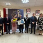 21.10.2021. Bałtów. Złote gody. Na zdjęciu (od lewej): Henryk Cichocki - przewodniczący rady gminy wBałtowie, poseł Andrzej Kryj, Zofia i Jan Szymczakowie, Hubert Żądło - wójt Bałtowa, senator Jarosław Rusiecki, Justyna Adamiec - kierownik USC / Emilia Sitarska / Radio Kielce