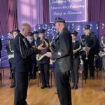 23.10.2021. Kunów. 90-lecie kunowskiej orkiestry dętej. Na zdjęciu (od lewej): Krzysztof Gajewski - wójt gminy Waśniów, Jerzy Kłonica - kapelmistrz Strażackiej Orkiestry Dętej w Kunowie / Emilia Sitarska / Radio Kielce