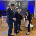 23.10.2021. Sandomierz. Nagrody za zasługi dla miasta. Na zdjęciu (od lewej): Marcin Marzec - burmistrz  Sandomierza, prof. Stanisław Adamczak - przewodniczący komisji konkursowej,  Wojciech Czerwiec - przewodniczący rady miasta, dr Urszula Stępień - kustosz / Grażyna Szlęzak-Wójcik / Radio Kielce