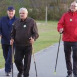 23.10.2021. Koprzywnica. Inauguracyjny marszu z kijkami po jednym z nowych szlaków. Na zdjęciu (od lewej): Tomasz Huk - przewodniczący Rady Powiatu Sandomierskiego, Zdzisław Nasternak - wiceprzewodniczący Rady Powiatu, Paweł Niedźwiedź - wicestarosta sandomierski / Grażyna Szlęzak-Wójcik / Radio Kielce