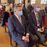 23.10.2021. Sandomierz. Nagrody za zasługi dla miasta. Na zdjęciu (od lewej): Wojciech Czerwiec przewodniczący Rady Miasta Sandomierza, Paweł Niedźwiedź wicestarosta sandomierski / Grażyna Szlęzak-Wójcik / Radio Kielce