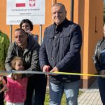 04.10. 2021. Kunów. Przekazanie kluczyków do mieszkania socjalnego. Na zdjęciu (prawej): Małgorzata Mazur - UMiG Kunów, Lech Łodej - burmistrz Kunowa, rodzina otrzymująca mieszkanie / Emilia Sitarska / Radio Kielce