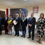 21.10.2021. Bałtów. Złote gody. Na zdjęciu (od lewej): Henryk Cichocki - przewodniczący rady gminy w Bałtowie, poseł Andrzej Kryj, Danuta i Jan Ćwikowie, Hubert Żądło - wójt Bałtowa, senator Jarosław Rusiecki, Justyna Adamiec - kierownik USC / Emilia Sitarska / Radio Kielce