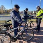 29.10.2021. Ostrowiec Świętokrzyski. Akcja rozdawania odblasków przy cmentarzu komunalnym. Na zdjęciu (po prawej): nadkom. Dominik Kowalski - naczelnik Wydziału Ruchu Drogowego Komendy Powiatowej Policji w Ostrowcu Świętokrzyskim / Emilia Sitarska / Radio Kielce