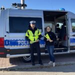 29.10.2021. Ostrowiec Świętokrzyski. Akcja rozdawania odblasków przy cmentarzu komunalnym. Na zdjęciu (od lewej): nadkom. Dominik Kowalski - naczelnik Wydziału Ruchu Drogowego Komendy Powiatowej Policji w Ostrowcu Świętokrzyskim i Emilia Sitarska - Radio Kielce / Emilia Sitarska / Radio Kielce