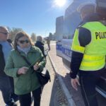 29.10.2021. Ostrowiec Świętokrzyski. Akcja rozdawania odblasków przy cmentarzu komunalnym. Na zdjęciu (po prawej): nadkom. Dominik Kowalski - naczelnik Wydziału Ruchu Drogowego Komendy Powiatowej Policji w Ostrowcu Świętokrzyskim / Emilia Sitarska / Radio Kielce