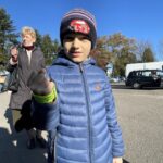 29.10.2021. Ostrowiec Świętokrzyski. Akcja rozdawania odblasków przy cmentarzu komunalnym / Emilia Sitarska / Radio Kielce