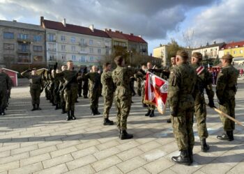 24.10.2021. Ostrowiec Św. Przysięga żołnierzy 103. Batalionu Lekkiej Piechoty WOT / Emilia Sitarska / Radio Kielce