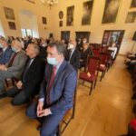 12.10.2021. Sandomierz. Inauguracja roku akademickiego w filii Uniwersytetu Jana Kochanowskiego. Na zdjęciu (pierwszy z prawej): Marek Kos - dyrektor Szpitala Specjalistycznego w Sandomierzu, Janusz Suszyna - naczelnik wydziału oświaty w Starostwie Powiatowym w Sandomierzu. / Grażyna Szlęzak-Wójcik / Radio Kielce