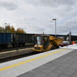 Praca maszyn przy peronie w Opocznie / Izabela Miernikiewicz/PKP Polskie Linie Kolejowe