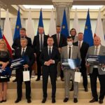 27.10.2021. Warszawa. Minister Cieślak wręcza czeki dla samorządowców z powiatu staszowskiego na realizację zadań z Polskiego Ładu / KPRM