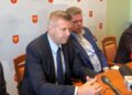 20.05.2019. Kielce. Konferencja prasowa. Na zdjęciu (od lewej): Bogdan Wenta - prezydent Kielc i Bertus Servaas - prezes Grupy VIVE / Rafał Szymczyk / Radio Kielce