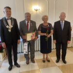 06.10.2021. Mirzec. Jubileusz długoletniego pożycia małżeńskiego. Na zdjęciu (od lewej): wójt Mirosław Seweryn, Ryszarda i Stanisław Idziakowie, poseł Krzysztof Lipiec / Anna Głąb / Radio Kielce
