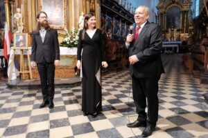 03.10.2021. Skalbmierz. Jesień Organowa im. Feliksa Rączkowskiego. Na zdjęciu (od lewej): Magdalena Cornelius, Thomas Cornelius i Jarosław Zatorski - koordynator Jesieni Organowej im. profesora Feliksa Rączkowskiego / Marta Gajda-Kruk / Radio Kielce