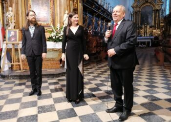 03.10.2021. Skalbmierz. Jesień Organowa im. Feliksa Rączkowskiego. Na zdjęciu (od lewej): Magdalena Cornelius, Thomas Cornelius i Jarosław Zatorski - koordynator Jesieni Organowej im. profesora Feliksa Rączkowskiego / Marta Gajda-Kruk / Radio Kielce