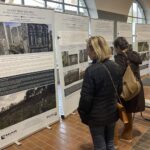 27.10.2021. Starachowice. Spacer historyczny ulicami wojennego getta i kirkut / Anna Głąb / Radio Kielce