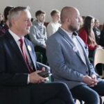 01.10.2021. Kielce. Wojewoda promuje akcje "Świętokrzyskie nie hejtuje" w ZSE im. Mikołaja Kopernika. Na zdjęciu (od lewej): Zbigniew Koniusz - wojewoda świętokrzyski, Piotr Sowiński - dyrektor ZSE im. Mikołaja Kopernika w Kielcach / Wiktor Taszłow / Radio Kielce