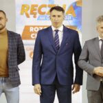01.10.2021. Kielce. Finał akcji „Ręczna na Orlikach 2021”. Na zdjęciu (od lewej): Łukasz Korus - kierownik do spraw sportu w Departamencie Edukacji, Sportu i Turystyki Urzędu Marszałkowskiego Województwa Świętokrzyskiego , Sławomir Szmal - były bramkarz reprezentacji Polski oraz Vive Kielce, Krzysztof Słoń - senator PiS / Wiktor Taszłow / Radio Kielce