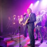 02.10.2021. Pińczów. Teatr. Jubileusz 20-lecia istnienia Teatru Ciut Frapującego. Na zdjęciu (przemawiający): Włodzimierz Badurak - burmistrz Pińczowa / Marta Gajda-Kruk / Radio Kielce