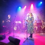 02.10.2021. Pińczów. Teatr. Jubileusz 20-lecia istnienia Teatru Ciut Frapującego. Na zdjęciu (od lewej): Wojciech Jurewicz - pińczowianin, nauczyciel, aktor, kierownik i reżyser Teatru Ciut Frapującego oraz Agnieszka Strzelec / Marta Gajda-Kruk / Radio Kielce