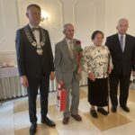 06.10.2021. Mirzec. Jubileusz długoletniego pożycia małżeńskiego. Na zdjęciu (od lewej): wójt Mirosław Seweryn, Teresa i Zygmunt Witkowscy, poseł Krzysztof Lipiec / Anna Głąb / Radio Kielce