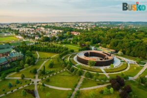 04.10.2021. Busko-Zdrój. Tężnia / Urząd Miasta i Gminy Busko-Zdrój