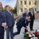 20.10.2021. Kielce. Na zdjęciu (od lewej): Rafał Nowak - wicewojewoda świętokrzyski, Marek Kwitek - poseł Prawa i Sprawiedliwości, Marcin Horała - wiceminister infrastruktury, pełnomocnik rządu ds. Centralnego Portu Komunikacyjnego, Krzysztof Lipiec - poseł Prawa i Sprawiedliwości, Krzysztof Słoń - senator Prawa i Sprawiedliwości / Michał Kita / Radio Kielce