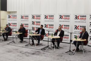 24.10.2021. Studio Polityczne Radia Kielce. na zdjęciu (od lewej): Jarosław Karyś - PiS, przewodniczący kieleckiej rady miasta, Arkadiusz Bąk - Polskie Stronnictwo Ludowe-Koalicja Polska, Dariusz Lewicki - Konfederacja/Partia Korwin, Krzysztof Sławiński Platforma Obywatelska/Koalicja Obywatelska i Artur Pejas - Nowa Lewica / Dionizy Krawczyński / Radio Kielce