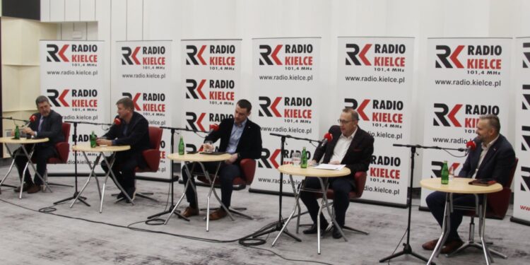 24.10.2021. Studio Polityczne Radia Kielce. na zdjęciu (od lewej): Jarosław Karyś - PiS, przewodniczący kieleckiej rady miasta, Arkadiusz Bąk - Polskie Stronnictwo Ludowe-Koalicja Polska, Dariusz Lewicki - Konfederacja/Partia Korwin, Krzysztof Sławiński Platforma Obywatelska/Koalicja Obywatelska i Artur Pejas - Nowa Lewica / Dionizy Krawczyński / Radio Kielce