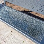 Kazimierza Wielka. Zniszczona ławka solarna / Gmina Kazimierza Wielka/Facebook