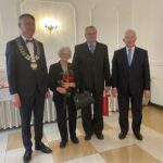 06.10.2021. Mirzec. Jubileusz długoletniego pożycia małżeńskiego. Na zdjęciu (od lewej): wójt Mirosław Seweryn, Wanda i Polikarp Laskowski, poseł Krzysztof Lipiec / Anna Głąb / Radio Kielce