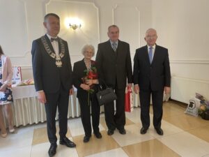 06.10.2021. Mirzec. Jubileusz długoletniego pożycia małżeńskiego. Na zdjęciu (od lewej): wójt Mirosław Seweryn, Wanda i Polikarp Laskowski, poseł Krzysztof Lipiec / Anna Głąb / Radio Kielce